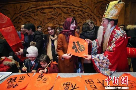 唱川剧、学扎染 海内外家庭阆中体验传统民俗