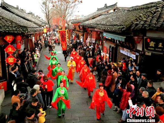 逛农耕体验馆住民宿 海内外家庭阆中感受中国乡村新貌