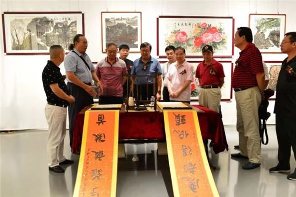 禇成炎谭文贵联手创作的《国颂》百米长联神州行启动仪式在深圳举行