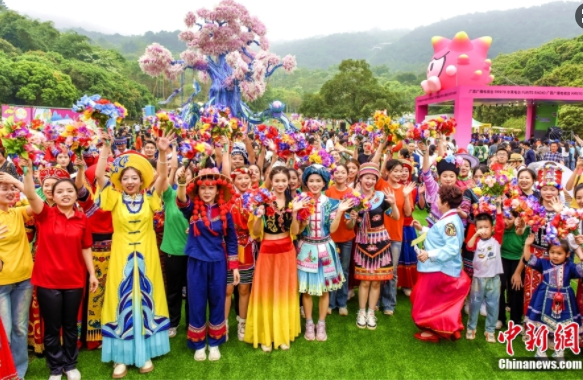 “广西三月三 八桂嘉年华”活动在南宁青秀山举办