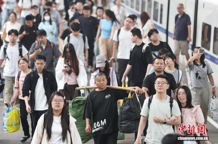端午假期三天中国跨区域人员流动量预计超6.5亿人次