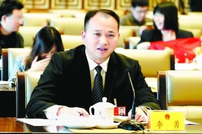 李勇代表：建议进一步推进保安职业化