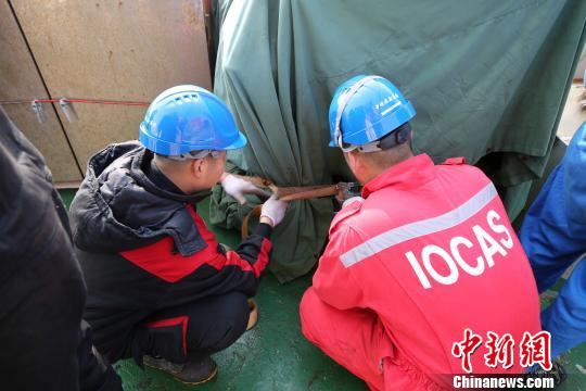 船员对“科学”号进行出发前的准备工作。　胡耀杰 摄