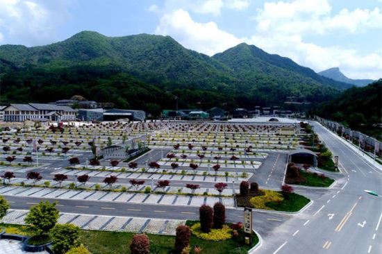 图为新建成的光雾山景区停车场。巴中文旅供 图为新建成的光雾山景区停车场。巴中文旅供