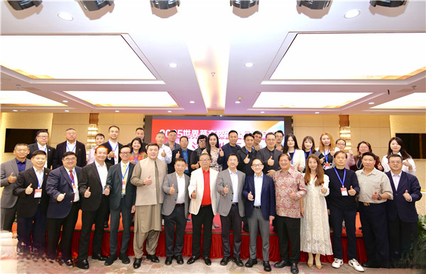 「2025世界華文媒體社長總編輯深圳行」啟動 30餘家世界華文媒體社長總編輯齊聚鵬城領略深圳設計之美